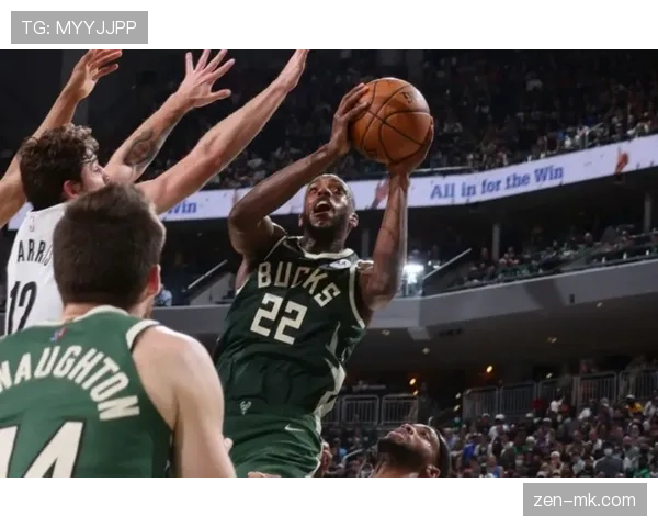 里德无球跑动拉开空间，改变雄鹿进攻结构