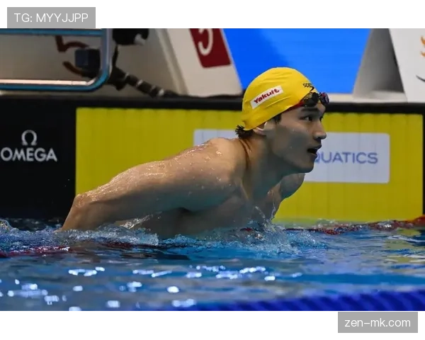 刚刷到徐嘉余拎着一个能买我整层楼的行李箱，路人看他的眼神比看明星还认真